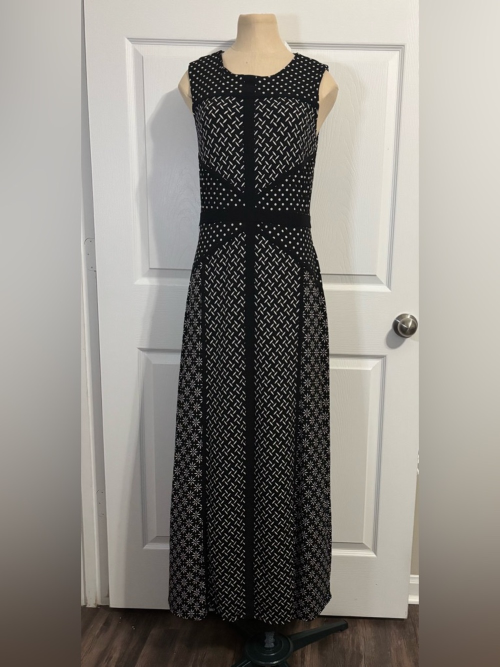 Taylor Sz 10 Black and White Sleeveless Geometric Maxi Dress